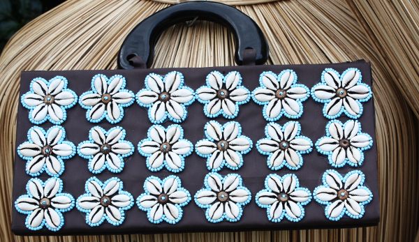 Tas 28 bruin met blauwe kraaltjes met schelpjes
