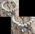 Armband creme kleurige houten kralen en hart bedel