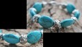Armband met turquoise stenen en bewerkte metalen kralen