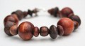 Armband met verschillende houten kralen