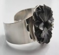 Armband metaal met zwarte leren bloem