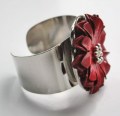 Armband metaal met rode leren bloem