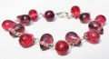 Armband van paarse en rode glasdruppels