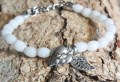 Armband witte glazen kralen met bedels