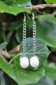 Oorbellen ketting en witte stenen